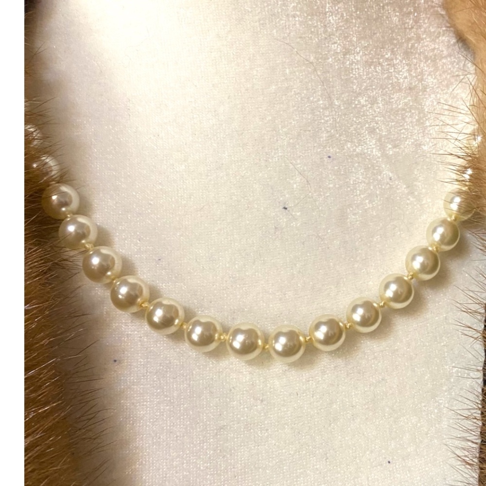 Vintage single strand faux glass pearl necklace